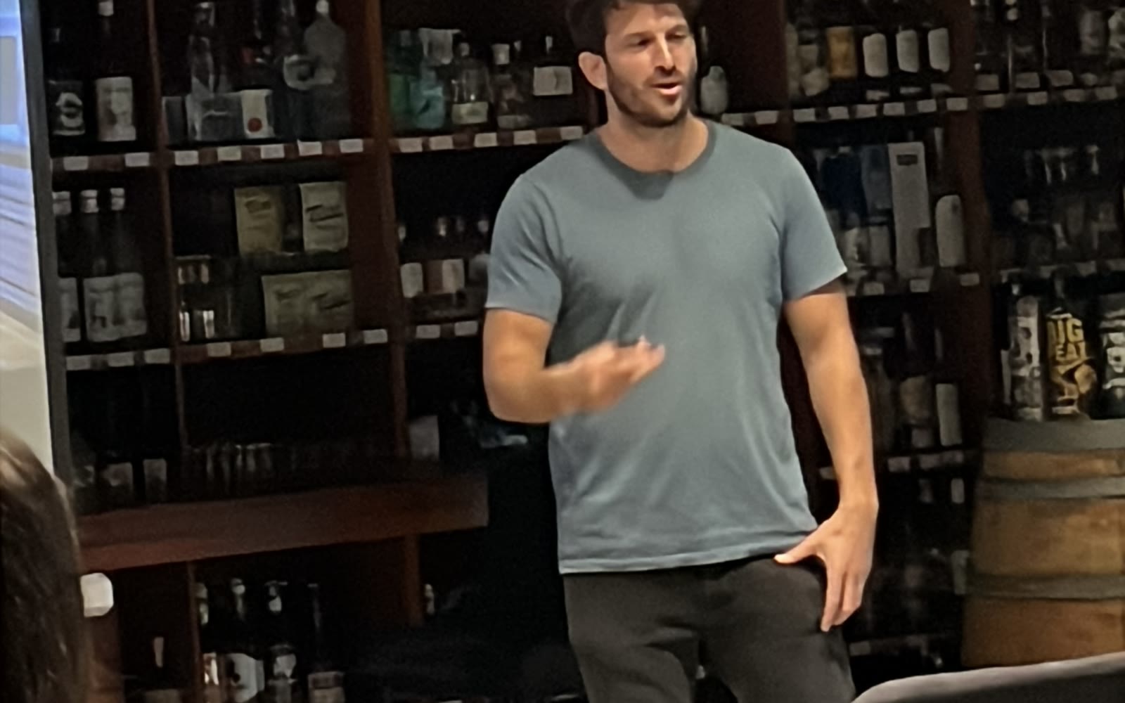 אוהד לוי מספר סיפורי מסע לקהל בוגר